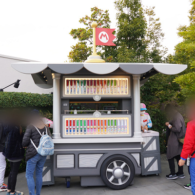 パワーアップバンドの販売ワゴン（エリアエントランスまでの通路左手）