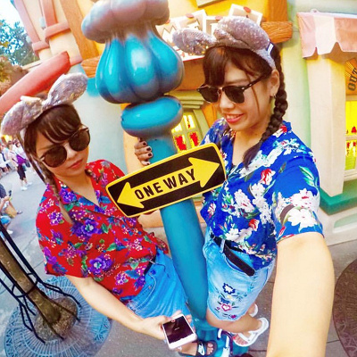 レッド×ブルーアロハシャツコーデ