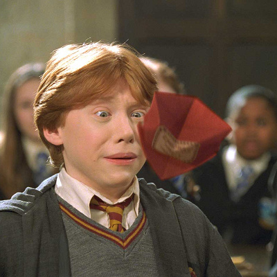 母親からの吠えメールに驚くロン