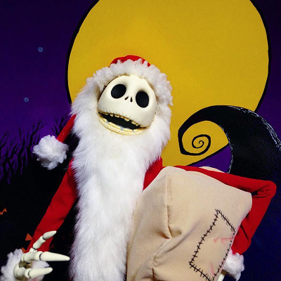 おもちゃの入った袋を抱えたサンディー・クローズ（ジャック・スケリントン）