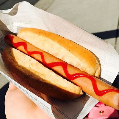 パンからはみ出るほど大きいソーセージが大人気！