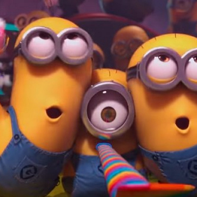 飲んで食べて騒いで歌うシーン