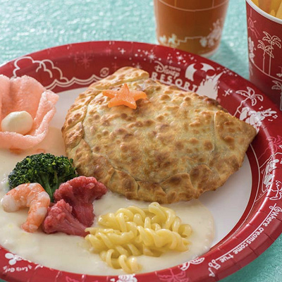 ディズニー冬フード：シーフードカルツォーネ、ホワイトソース