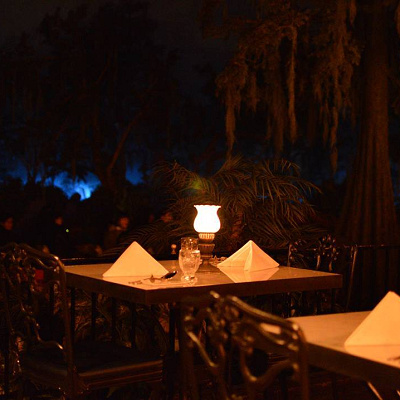 入り江側の席がおすすめ