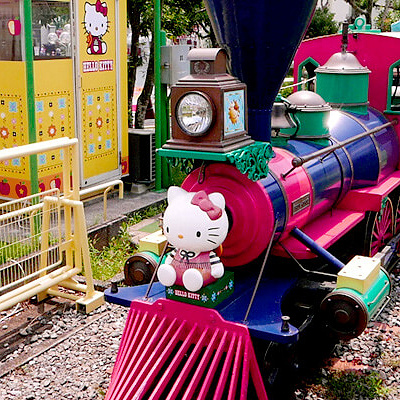 西武園ゆうえんちのアトラクション「ハローキティトレイン」