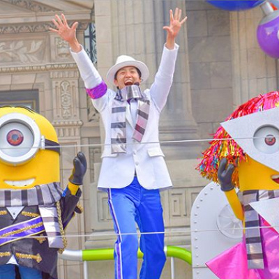 ショーで楽器を演奏するセサミストリートのキャラクター