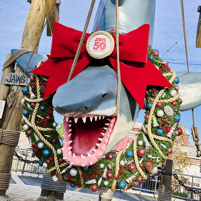 シャークにクリスマスリースの装飾が！
