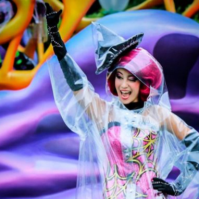 レインコートを着たショー