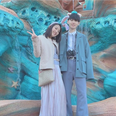 シャーベットカラー×ノーカラージャケットのコーデ