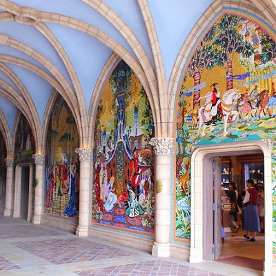 カラフルな壁画の奥にあるショップ