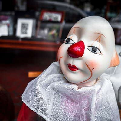 クラウンのようなパフォーマーのショー