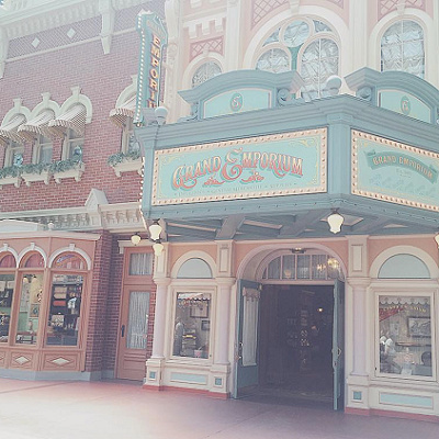 ショーウィンドウは毎シーズン季節にあった飾り付けがされています。