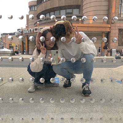 シンプルでテーマパークコーデ向き。大きな耳のカチューシャが映えて良いカンジです！