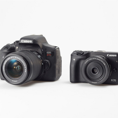 左が一眼レフ　右がミラーレスカメラ