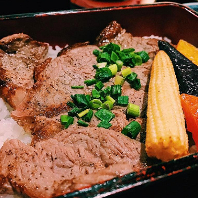 サーロインステーキ重（小鉢、味噌汁、香の物つき） ¥2,240