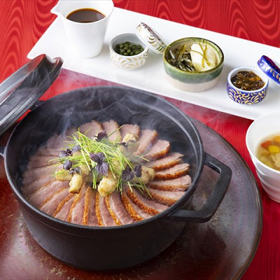瞬間燻製した鴨肉のココットご飯 ぶしゅかんの佃煮と生姜香るベジタブルブロス