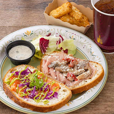 スモーブロー（ローストビーフ、スモークサーモントラウト、レムラードソース）