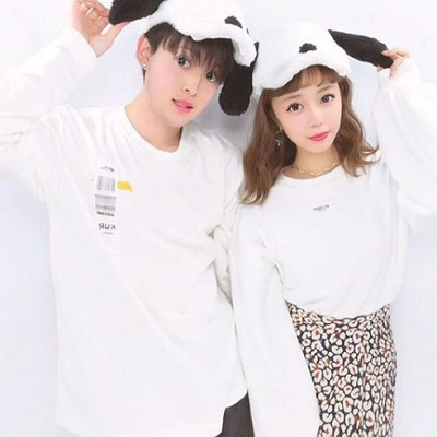 帽子と白トップスを使ったスヌーピーコーデ