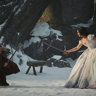 小人に剣術を教わり、めきめき力をつけていく白雪姫