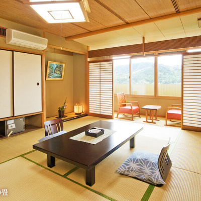 10畳の広々とした和室