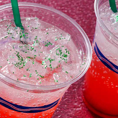 スパークリングカクテル（パッションフルーツリキュール＆ストロベリー）