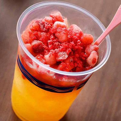 スパークリングカクテル（ラム、オレンジ、ベリー）