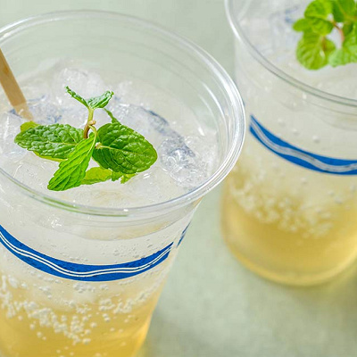 スパークリングカクテル（シェリー＆エルダーフラワーシロップ）