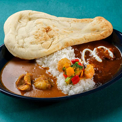 スペシャルコンビカリーライス、ナン添え（中辛ビーフ＆甘口チキン）