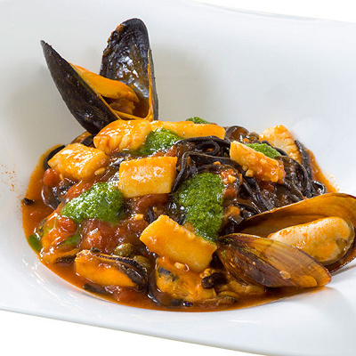 イカ墨のタリオリーニ、イカとムール貝とルッコラのトマトソース