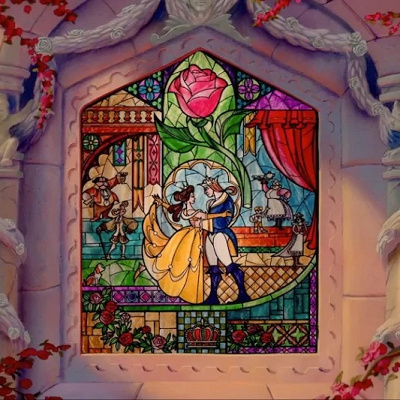映画の最後に登場するステンドグラス