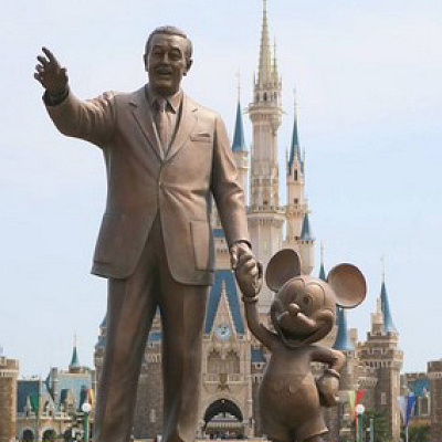 ウォルト・ディズニーとミッキー・マウスの銅像