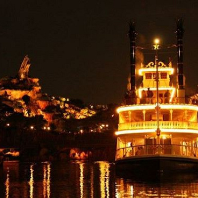 夜の蒸気船マークトウェイン号