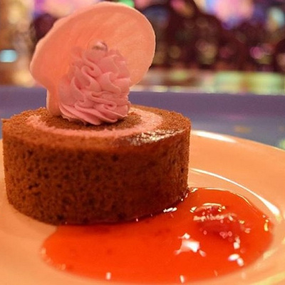 ストロベリークリームロールケーキ