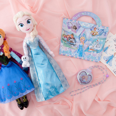 ぬいぐるみ：各3,500円、ノート＆シールセット：1,000円、ライティングペンダント1,800円