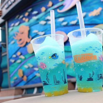 夏らしいブルーの爽やかなドリンク