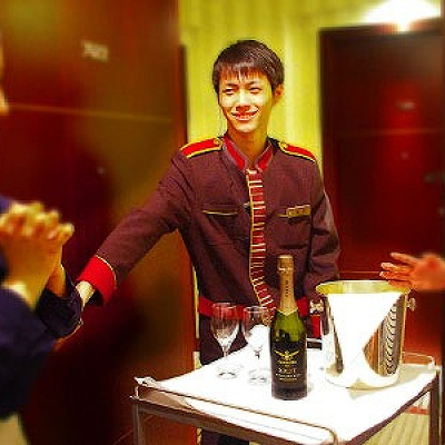 ルームサービスでサプライズ