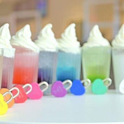 梅田スカイビルの10色のドリンクとハートロック