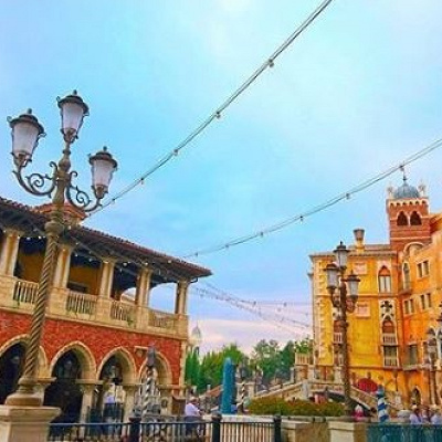 黄色の建物の前の橋