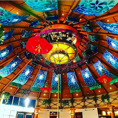 ロスト・ワールドレストランの天井は南国をイメージ／USJ