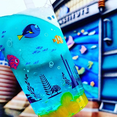 ドリンクカップの中で魚たちが泳ぎ始めます♪