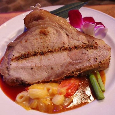 メインは人気のローストポーク