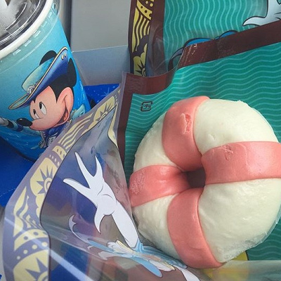 白地にピンクのラインがとってもキュート♡