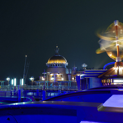 夜景が美しいポートディスカバリーの研究所