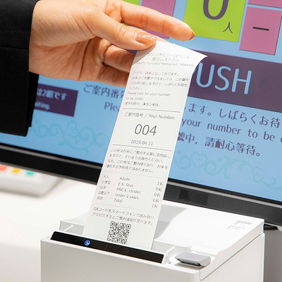 館のレストランは整理券方式