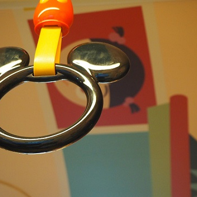 モノレールのつり革もミッキーシェイプになっている