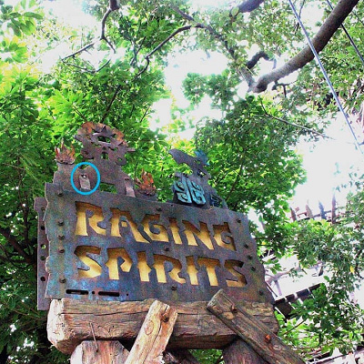 入り口にあるレイジング・スピリッツの看板にも隠れミッキーが！