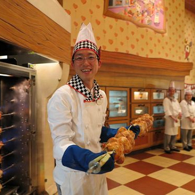 東京ディズニーランド クイーン・オブ・ハートのバンケットホール<br />調理業務のカリナリーキャストさん