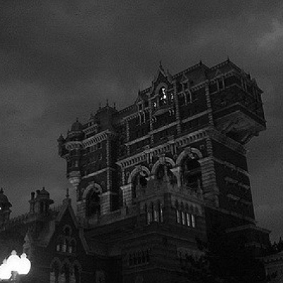 曇り空が似合うタワー・オブ・テラー。白黒で撮るのもいいですね