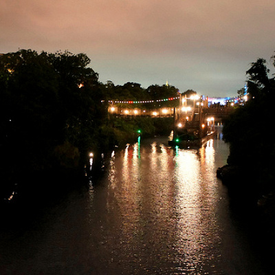 夜の運河と河の上を運行するトランジットスチーマーライン