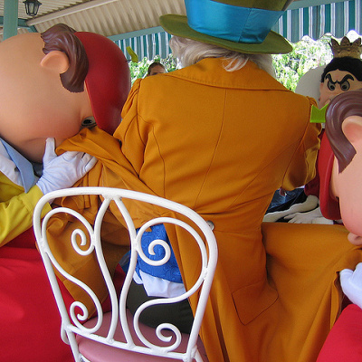 マッドハッターを囲んだトゥイードル2人組